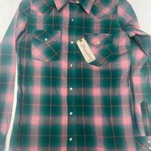 Wrangler Women’s Plaid Shirt in Green and Pink.  Snap buttons XS. Y2K